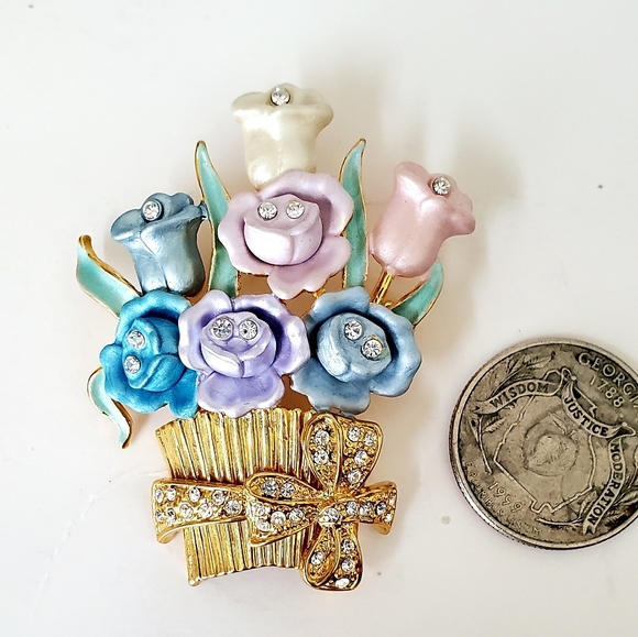 Retro Barrel full of roses with a bow Brooch/pin - Picture 2 of 3